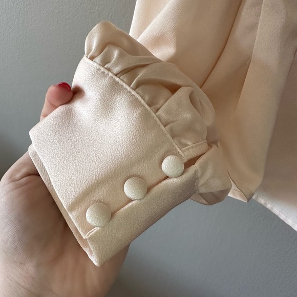 Forever 21 V Neck Puff Sleeve Silky Top Size 2X - Picture 8 of 8